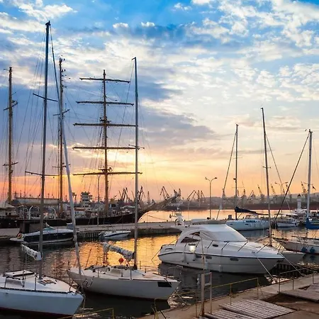 Marina Apartment-2bdr At South Bay Complex 公寓