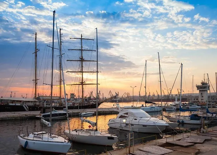 Marina Apartment-2bdr At South Bay Complex Appartamento