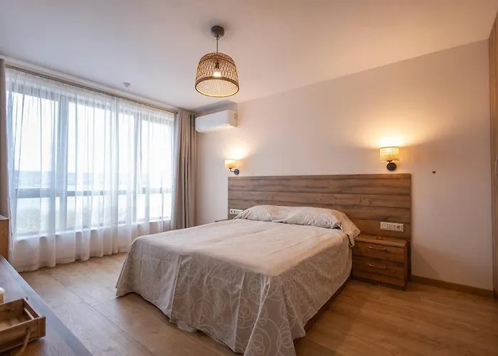 Marina Apartment-2bdr At South Bay Complex Apartmán *